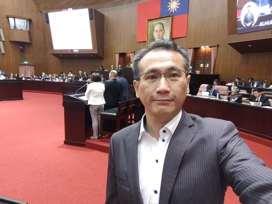 前立委鄭運鵬尾牙吞火秀　網友：董事長好競爭