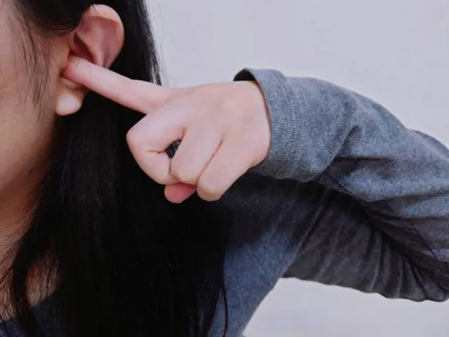 有東西掉到耳朵裡該怎麼辦？！醫師：切勿做這「3種NG行為」