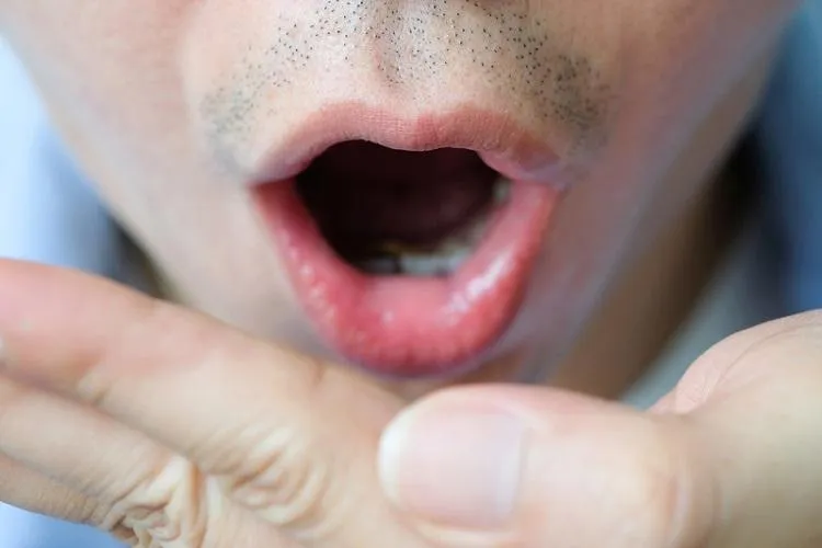 他口臭3年仍沒治好竟是「1體質」導致！醫揪口臭「4元凶」別輕忽