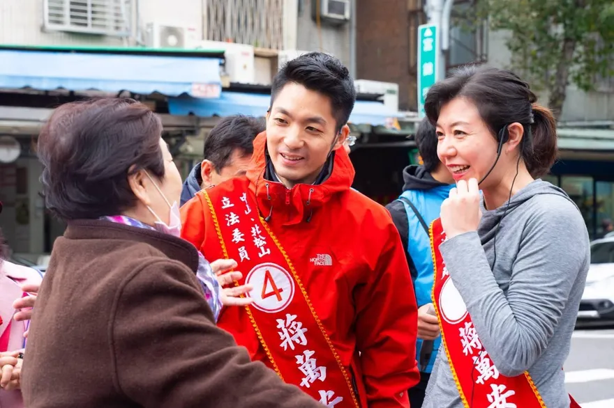 看到太太掃街這一幕   蔣萬安嚇一跳：人氣比我還好！