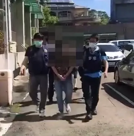 【影】新竹男子遭詐團囚禁控制！成員心軟載他去「報平安」　趁隙秒衝派出所求救