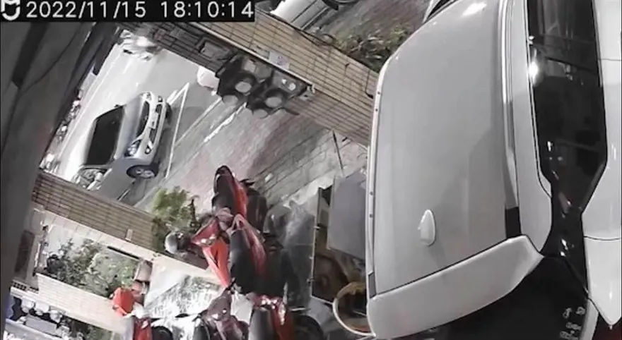 高雄女學生違規闖馬路！害機車騎士閃避不及撞上送醫治療
