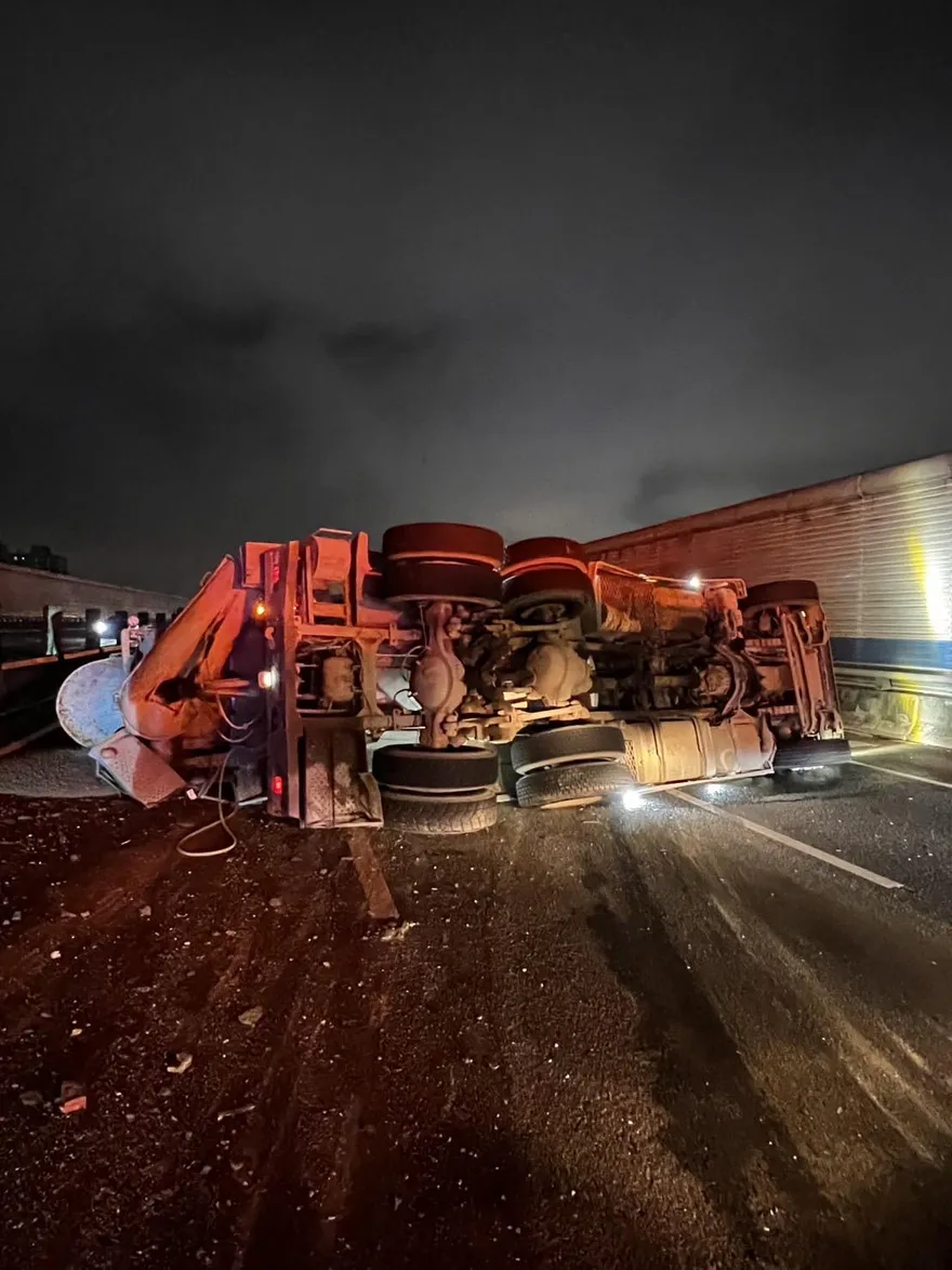 【影】國2西向12.8公里往桃園方向爆事故　水泥預拌車翻覆全線封閉　狀況仍在排除中