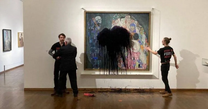 名畫輪番遭殃！克林姆作品《死亡和生命》遭環保團體潑黑漆