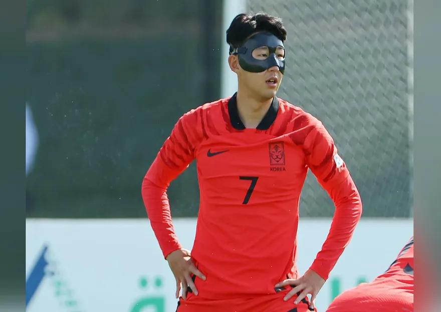 【影】歐巴化身面具俠！太極虎開練　孫興慜小腿肌肉超恐怖