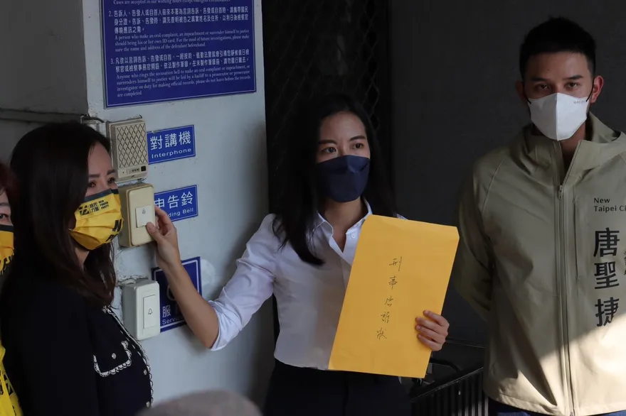 美女議員候選人私密影片遭外流！吳佩芸哽咽按鈴控告