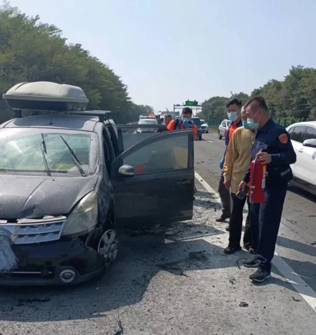 台南台86線超驚險火燒車事故　老翁駕駛當場昏迷　警路過緊急救援