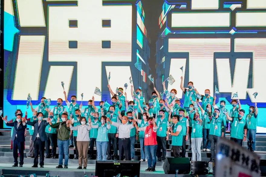 「麥克風千金重擔拿不起來」！吳子嘉曝「這縣市」選戰：民進黨手腳都軟了