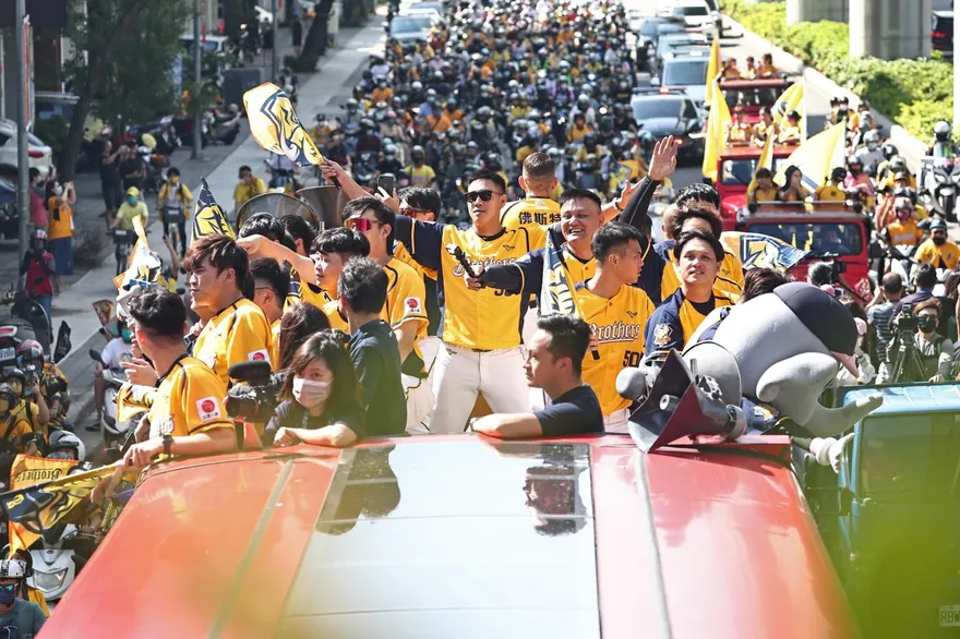 15萬人車夾道歡迎　兄弟封王遊行嗨爆　雙層巴士超吸睛