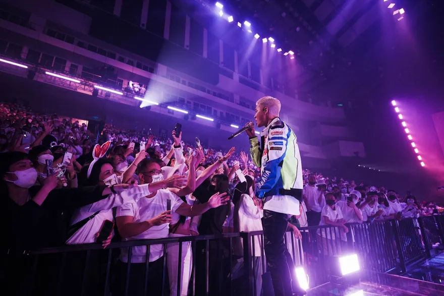 一走下台女粉絲塞「蕾絲內褲」 周湯豪演唱會內衣褲一套蒐集齊全！