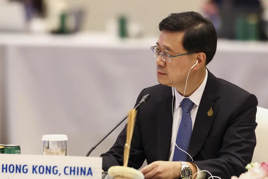 香港特首李家超出席APEC後確診　曾與習近平交談引關注
