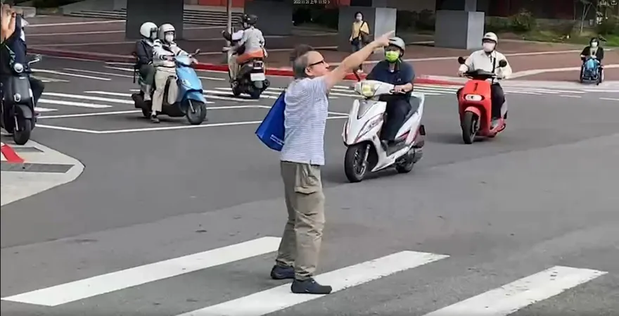 快訊/他帶陳時中萬華掃街...沿路遭人狂比中指、倒讚...衝上馬路飆罵！