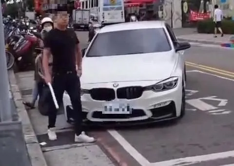 【影】太歲面前動土！黑衣男行車糾紛持棍嗆聲　驚覺派出所在旁邊秒龜縮「協助報案」