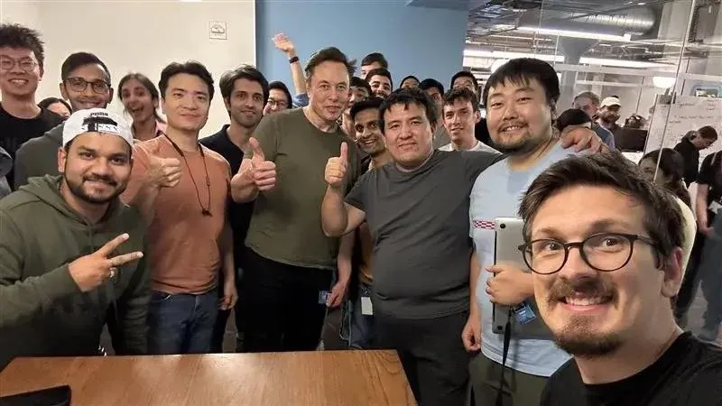 超長工時沒在開玩笑！馬斯克曬員工辦公室開心合照　一看時間：凌晨1點半