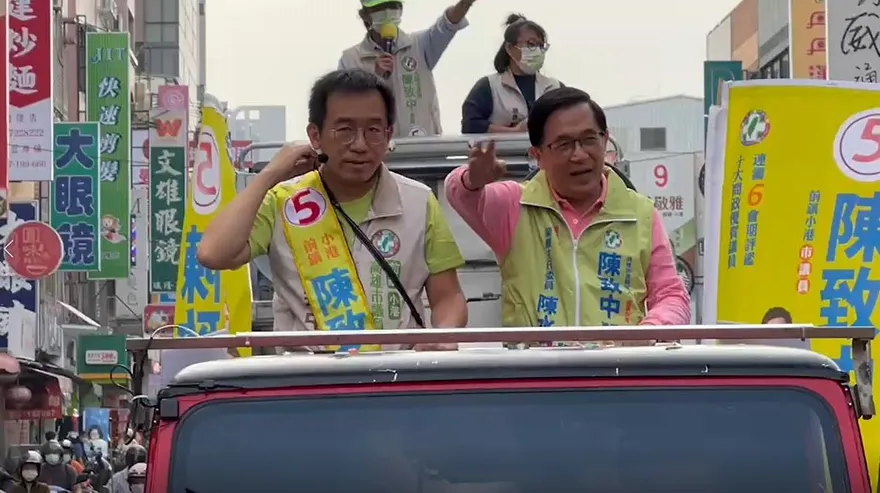 【影】睽違14年再站上宣傳車　陳水扁陪兒子掃街：事先跟中監報備