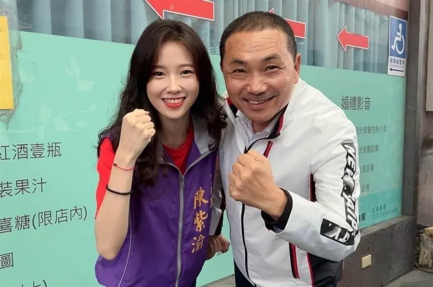 最美里長陳紫渝同框侯友宜秀愛心照片下架　黨部發聲明：勿受誤導