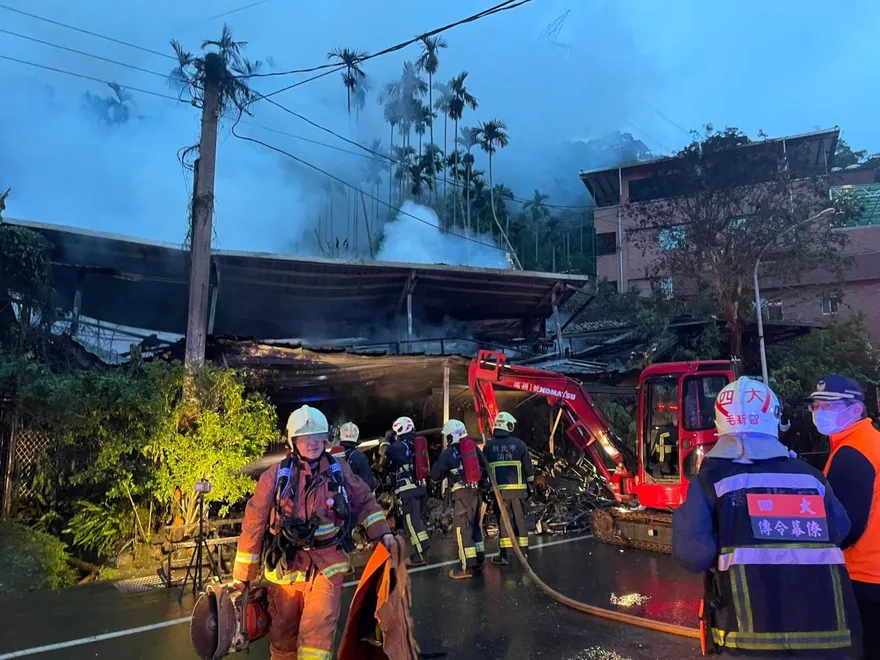【影】新店新烏路一段民宅和倉庫凌晨遭祝融　幾近全毀1人亡