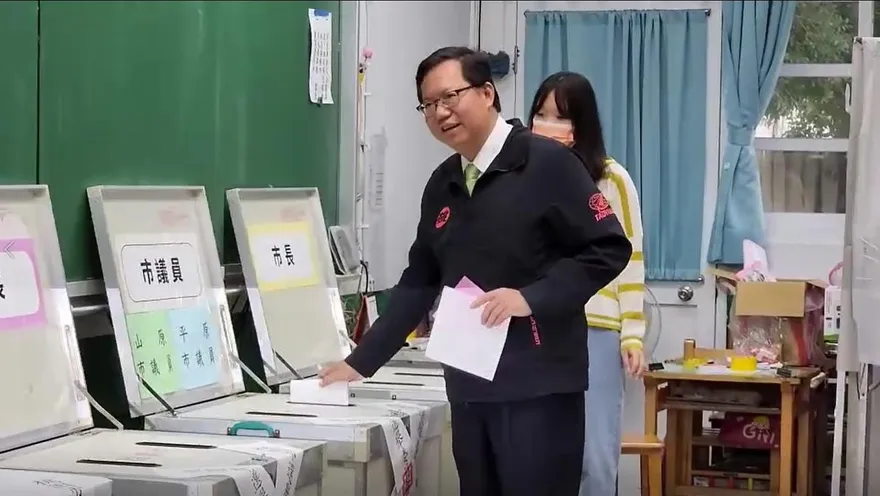 【影】鄭文燦帶頭違規？！　全程不戴「罩」投票