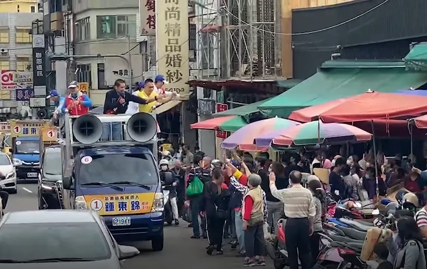 無黨當選苗栗縣長！鍾東錦掃街謝票　民眾夾道歡迎