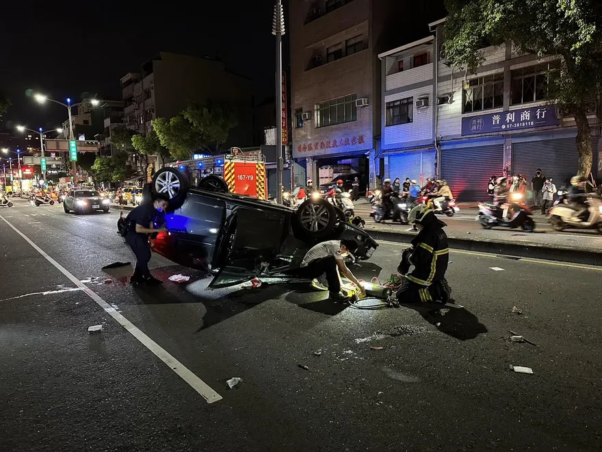 【影】高雄三民區2車嚴重車禍！撞擊瞬間曝.....撞人的一度受困車內　挨撞的毫髮未傷