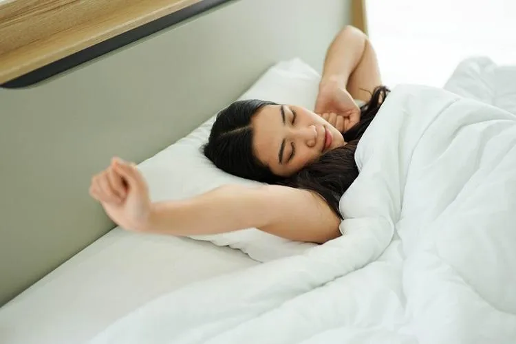 早上起不來只想賴床！醫授「3方法」醒腦：起床咬老公手指　可同時喚醒2人
