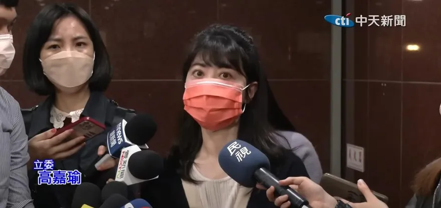 郭台銘強拉柯文哲看海談「海誓山盟」高嘉瑜唱這首歌給侯友宜