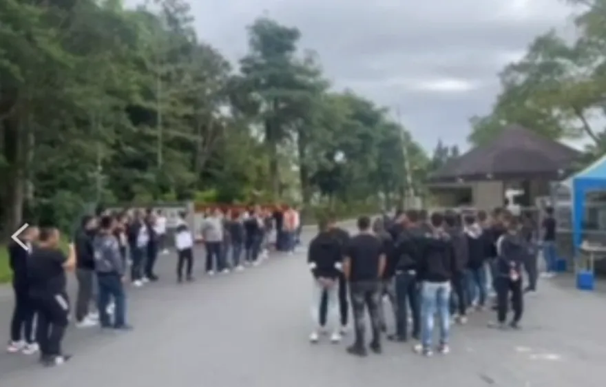 上百黑衣人「囂張接風」史上最高金額搶匪出獄！矯正署說話了