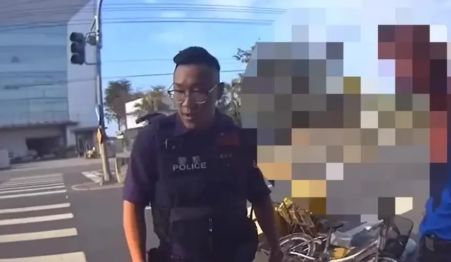 【影】高雄2男騎單車險相撞爆衝突！醉翁氣炸拿酒瓶怒K頭　渾身是血遭逮