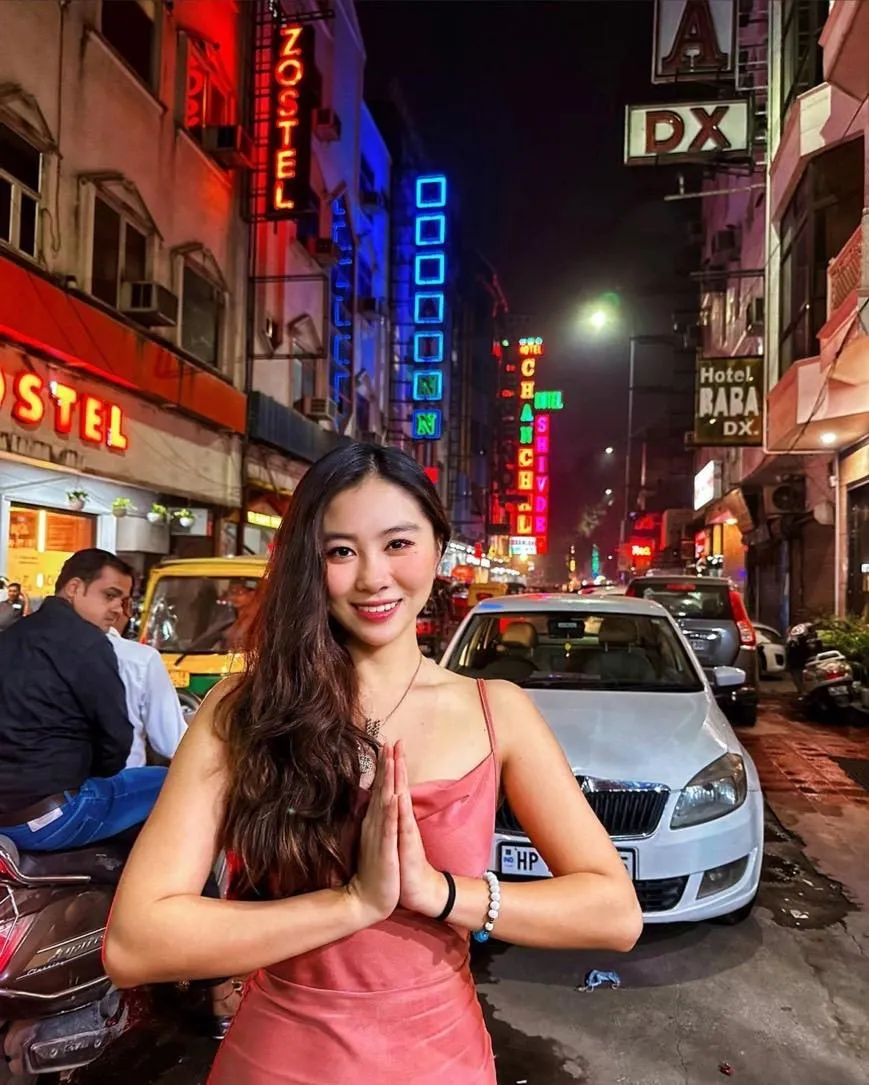 【影】太誇張！韓美女YouTuber印度直播遭強吻騷擾　影片Po上網2男遭警方逮捕