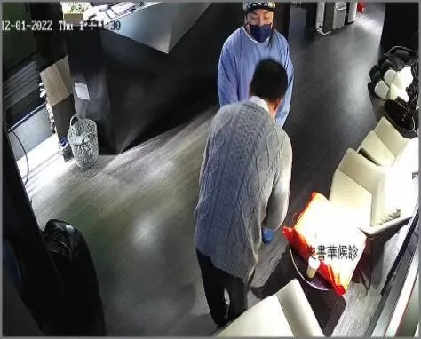 兒子造業父母擔！「高嘉瑜鐵粉」威嚇名醫　老爹特地北上道歉…替兒鞠躬辛酸畫面曝