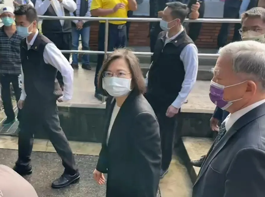 【影】快訊/鄭文燦台大碩士學位遭撤銷！蔡英文這舉動讓媒體都傻眼