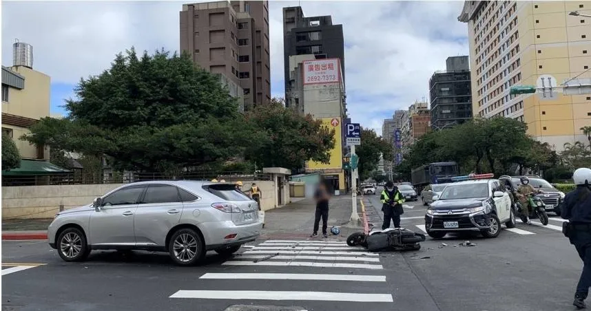 快訊/北市忠孝東路嚴重車禍！汽車左轉「撞19歲騎士」送醫搶救仍不治