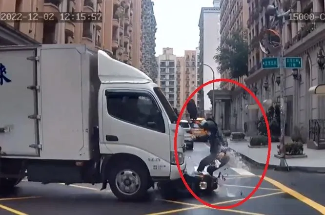 婦人騎車…貨車攔腰撞！她失去平衡「噴飛5m遠」　網曬截圖抓司機：他在滑手機