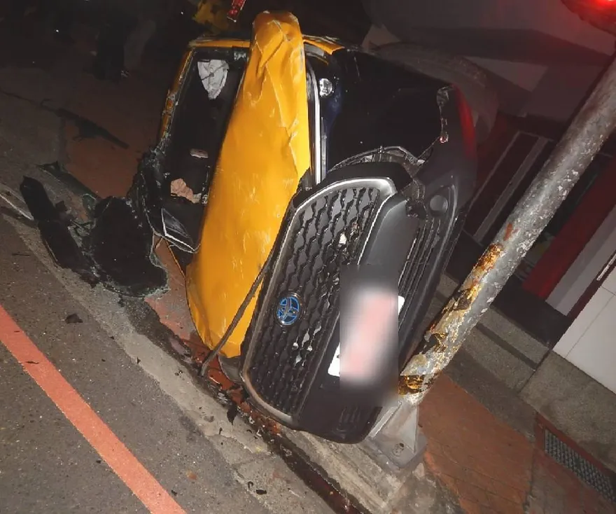 【影】台中小黃搶快左轉遭撞飛側翻！「車頭全毀」滾一圈噴上人行道超驚悚