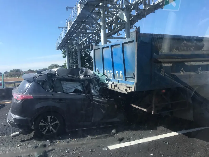 快訊/國1驚悚死亡車禍！休旅車追撞大貨車　車頭全遭「吞噬」