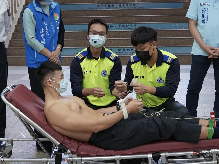 半裸男躺床秀肌肌！地方媽媽嗨炸「觸電感覺已出現」　正面照曝光你給幾分？