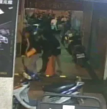 【影】行搶過程全都錄！訪友街頭衰遇3煞遭搶　慘失金8千警全力追緝