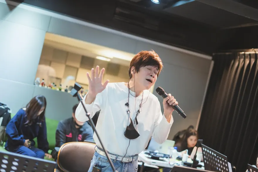 金曲歌王首戰小巨蛋壓力大！　洪榮宏練團彩排胃食道逆流