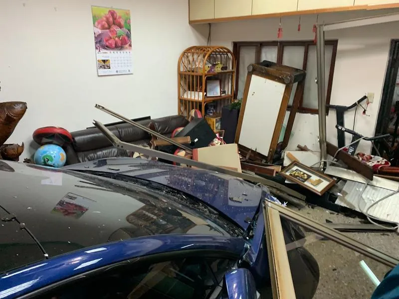 還好跑步機擋住！基隆特斯拉撞進民宅　阿嬤險喪命