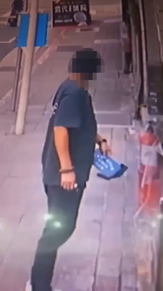 【影】刮花又重踩！不滿遭警強制送醫　莽男竟化身「巡邏箱殺手」