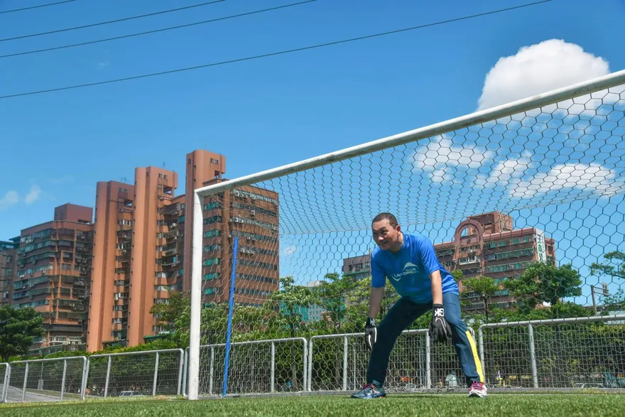 12/18一起到板橋看世足！侯友宜當守門員