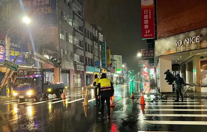 3支燈桿遭鉤倒！男深夜開車載農機經宜蘭市區闖禍　竟肇逃結果吃2罰單