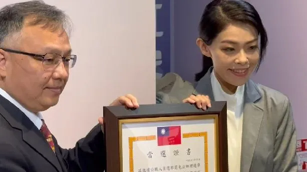 周玉蔻預告上任前遭收押！　高虹安今領當選證書笑回聽聽就好