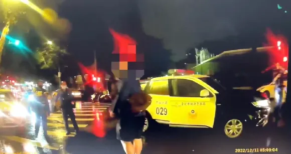 【影】壯男當街亮西瓜刀！耍狠原因曝　他躲警車「突蹦出」一棍拍落驚險畫面直擊