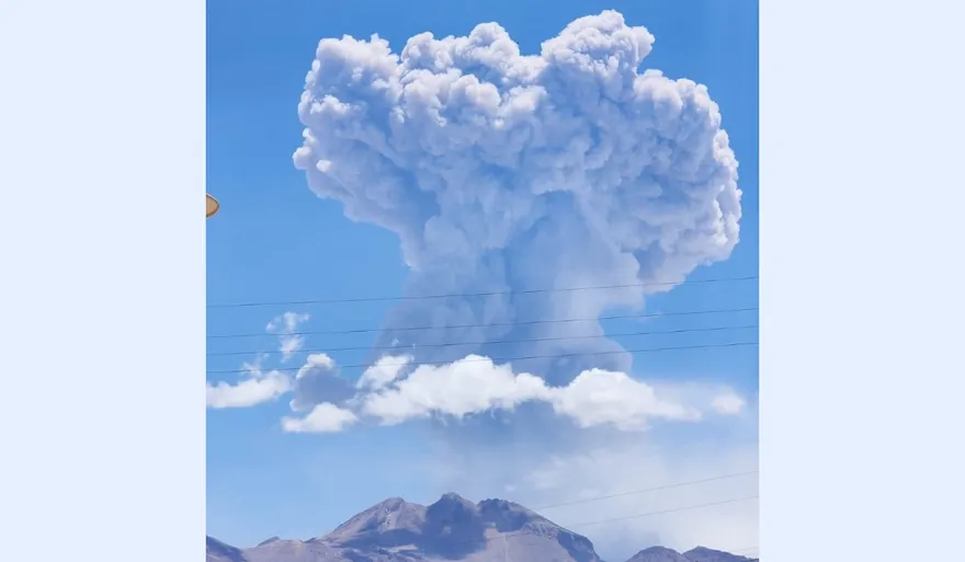 【影】智利北部火山蠢蠢欲動　噴6千公尺高灰柱