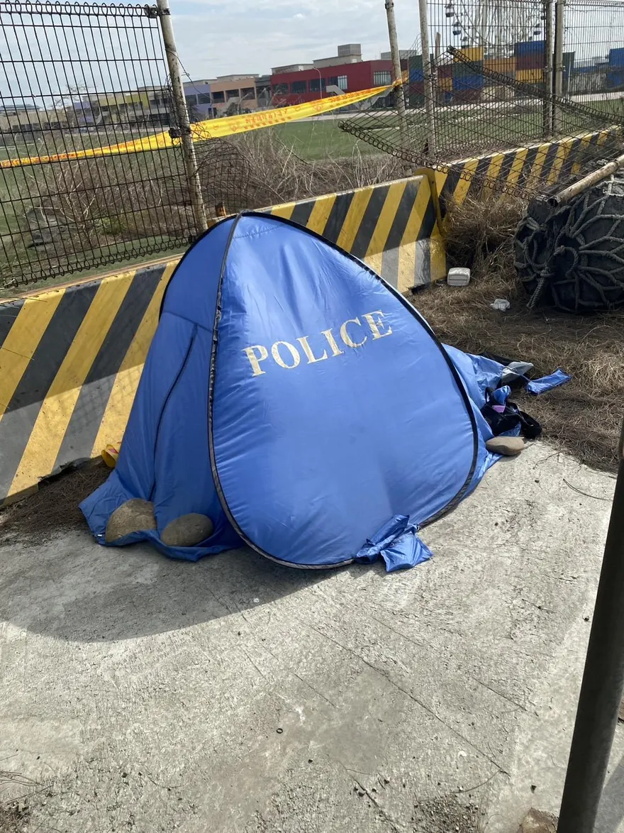 【影】台中港20號碼頭邊驚見女屍　身上無衣物　警查出身分將報請檢方相驗