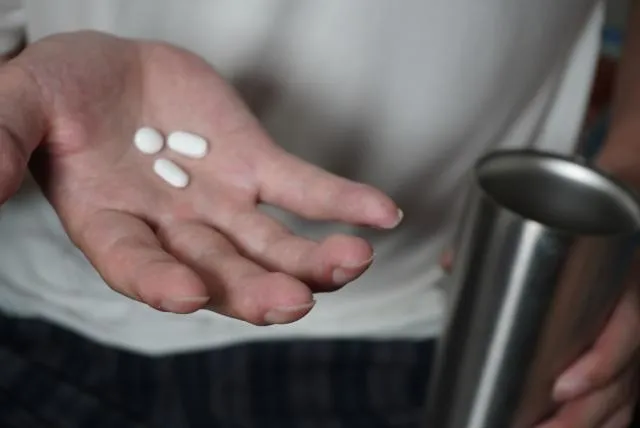 女子買退燒藥「藥名差1字」豪邁一口吞　隔天一看竟是「肛門栓劑」當場崩潰！