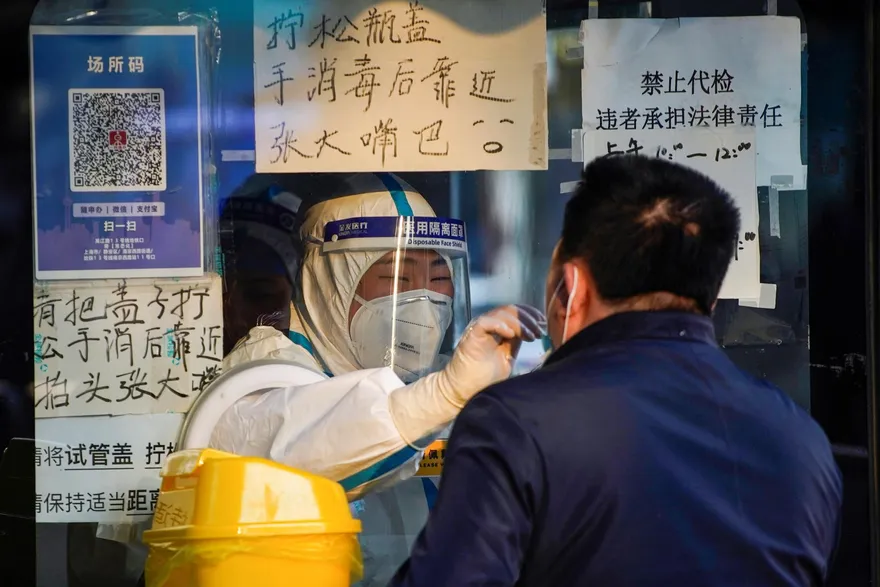 上海男子尋核酸檢測點　誤入方艙「遭隔離五天」就地直播網圍觀