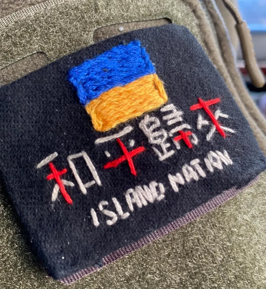 強大娘子軍！台灣女生選擇留在烏克蘭「作戰」　自製汽油彈、親手縫製臂章樣樣行