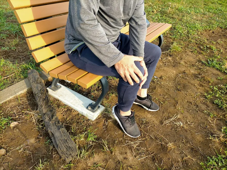 膝蓋痛就要換人工關節？醫揭：5種人可考慮「先不開刀」